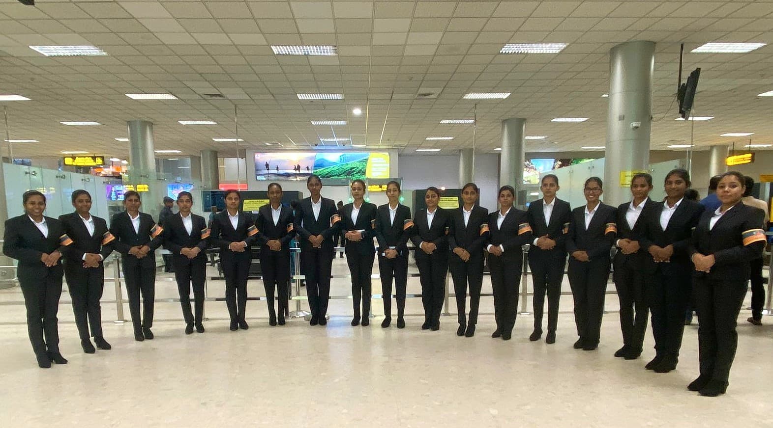 AKARI公式サイト掲載の空港集合写真