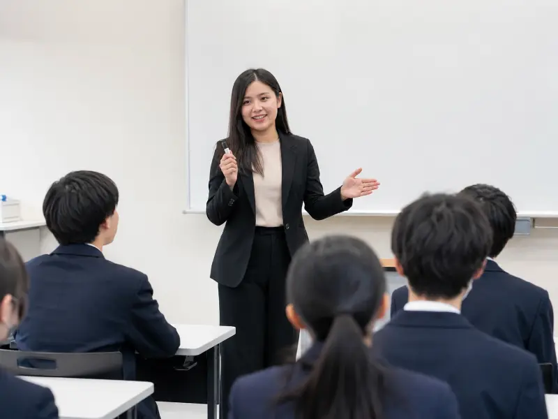 外国人の方へ、日本語や日本での生活・仕事に必要な知識を教えるお仕事です。